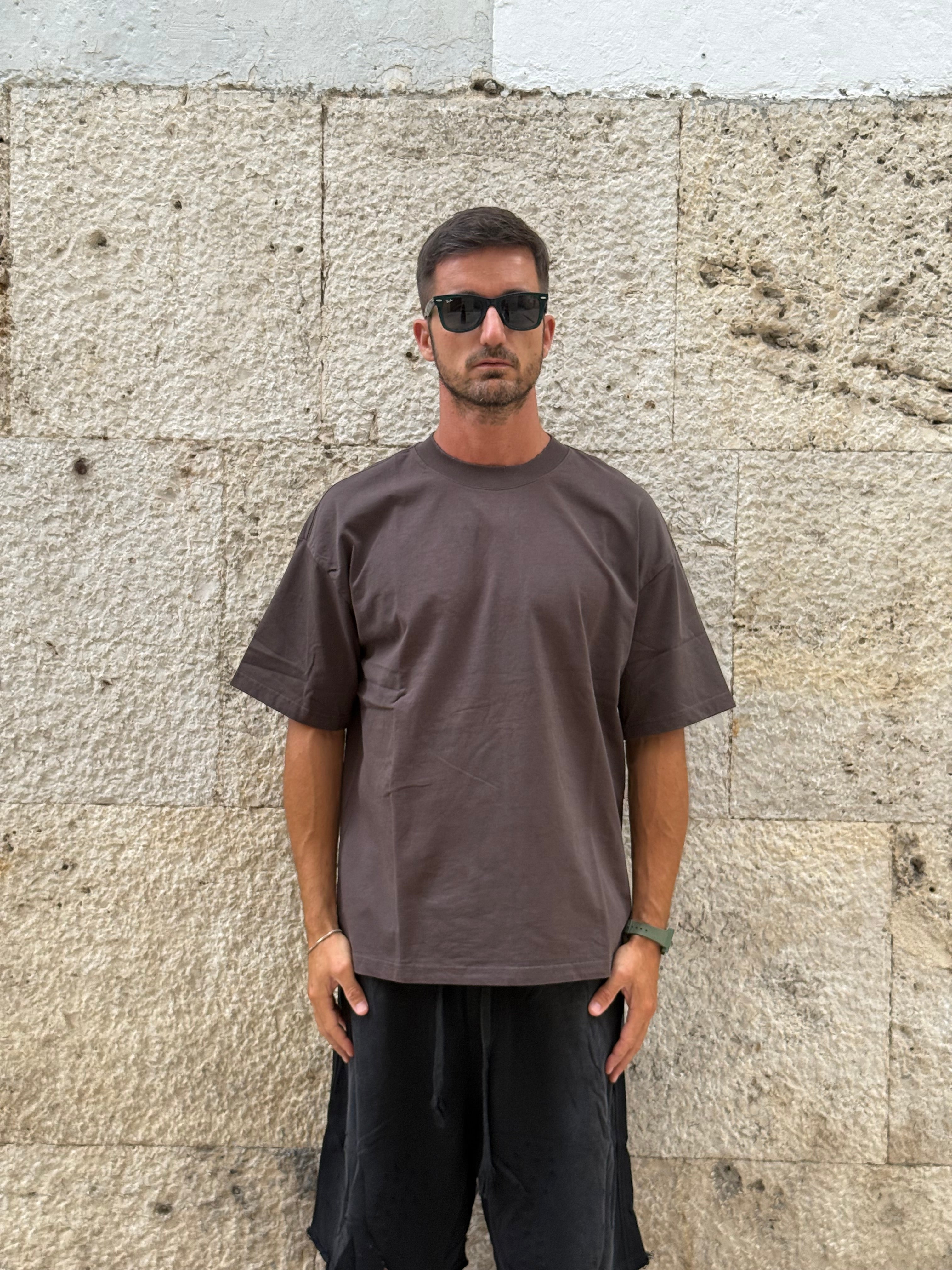 T-SHIRT MARRONE CON STAMPA