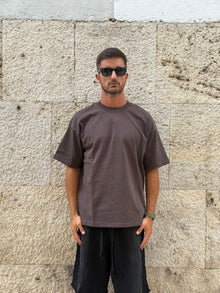 T-SHIRT MARRONE CON STAMPA
