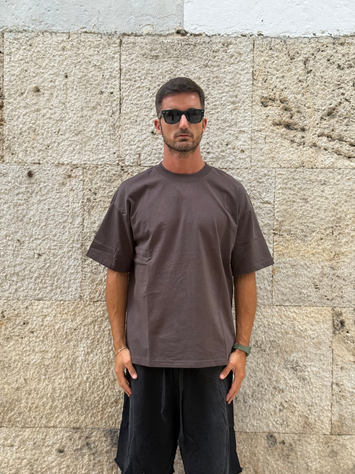T-SHIRT MARRONE CON STAMPA