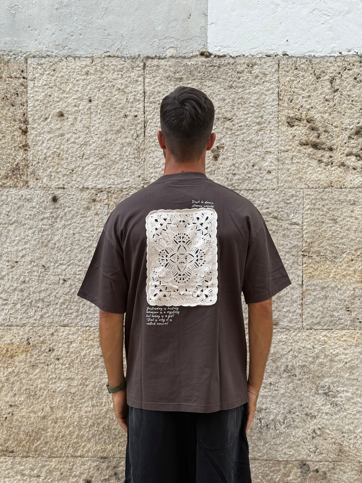 T-SHIRT MARRONE CON STAMPA